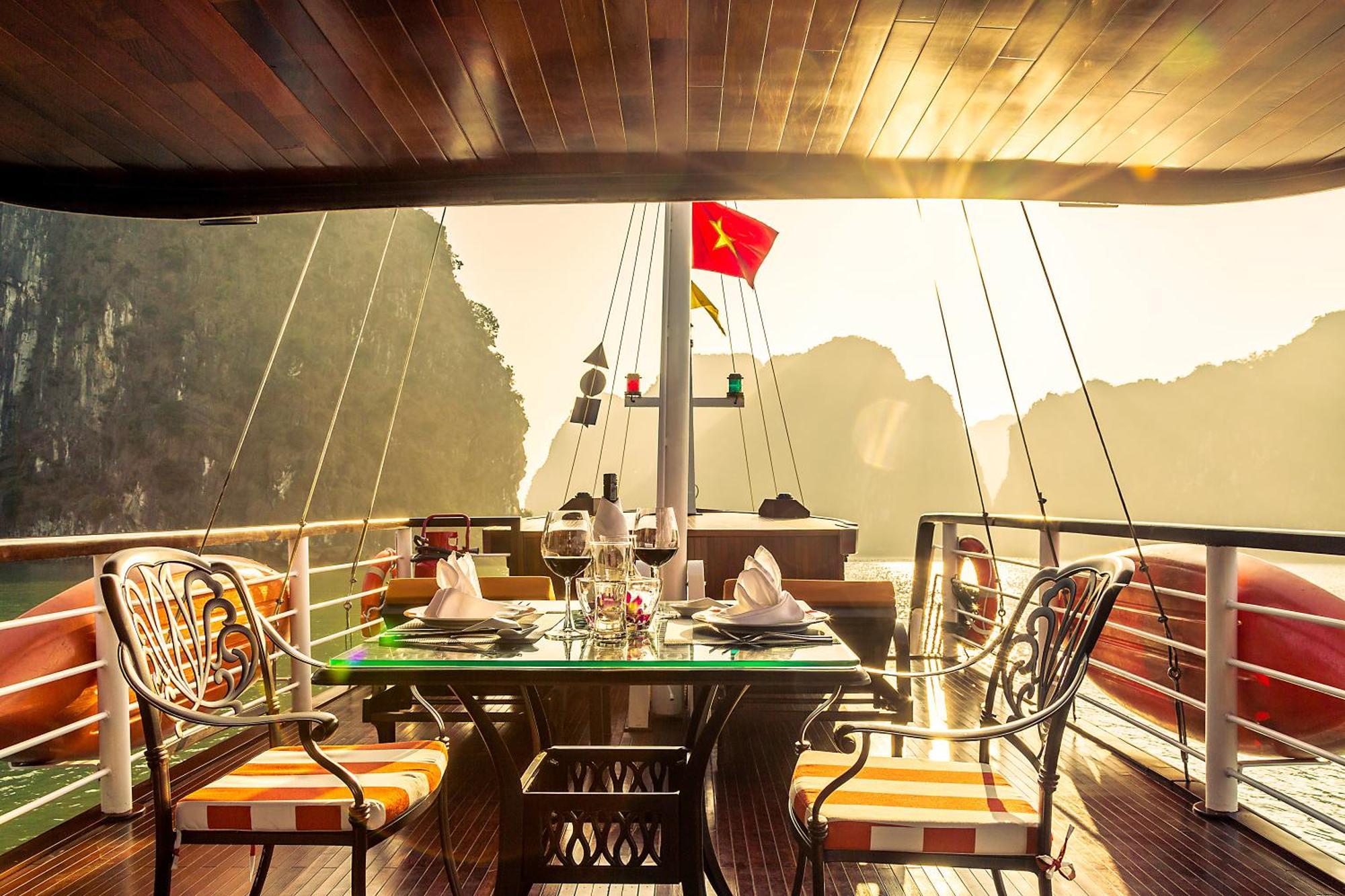 Emeraude Classic Cruises Hạ Long Ngoại thất bức ảnh